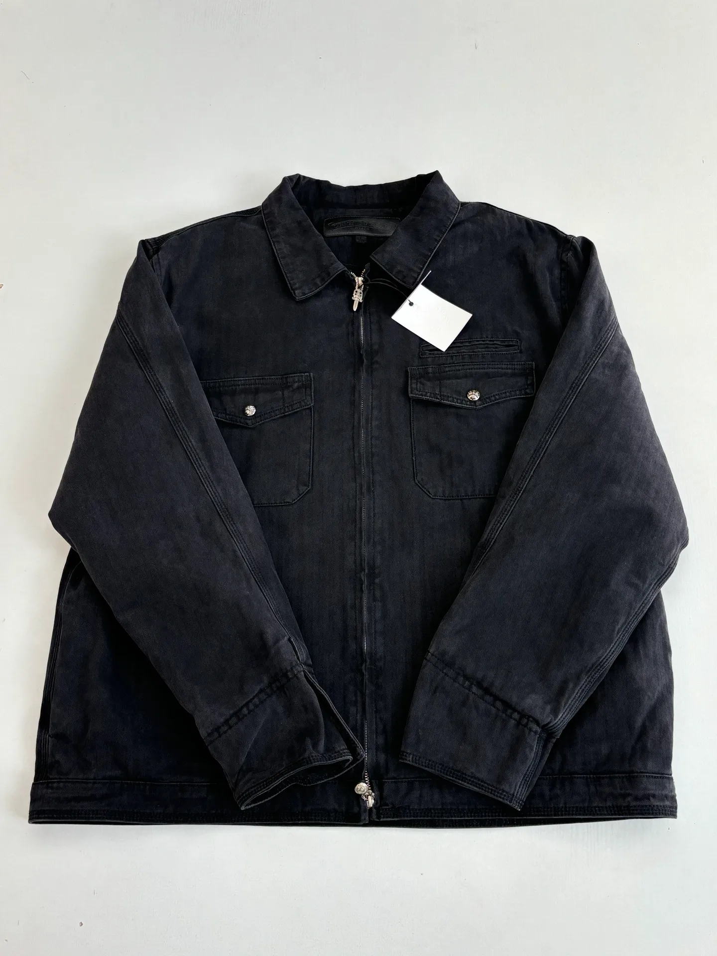 P790 Chrome Hearts*/Chrome Hearts 26Fw new herringbone pattern washed workwear cotton fabric. The main body fabric is made of pure cotton fabric with herringbone pattern woven according to YB. It has a three-dimensional crisp effect. The lining is made of jacquard pure cotton fabric. Minimum order. Ready-made garments are washed. Natural gray effect (Chehao garments stayed in the washing factory for a month and finally the effect was perfect). Due to the difficulty of washing, the scrap rate is extremely high and treasure the spot. The x neckline is cut and cut with genuine sheepskin film, and the molded hardware is aged and oxidized. Size: S/M/L